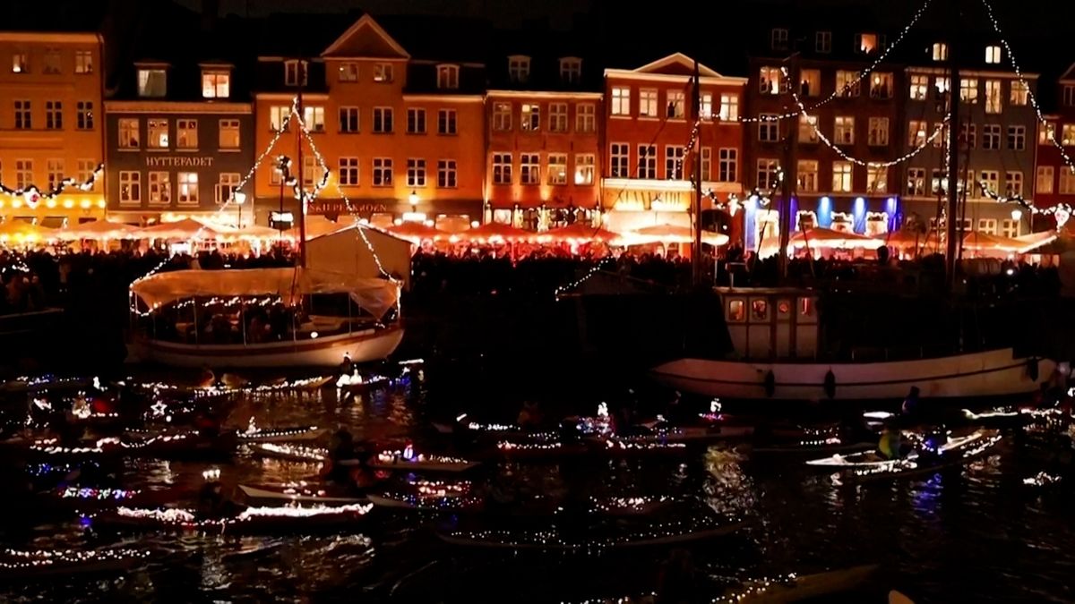 Vodní kanály v Kodani rozzářily stovky vánočně osvětlených kajaků